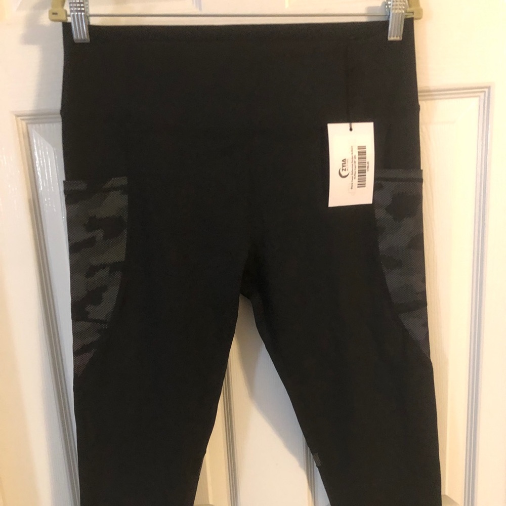 NWT ZYIA Active Black Camo Reflective Pocket Brilliant Hi-Rise Capri 20” size 20